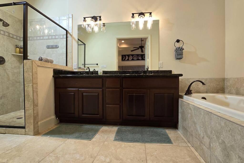 Modern Galleria Gem Private Jacuzzi 3 Br Houston Exterior photo