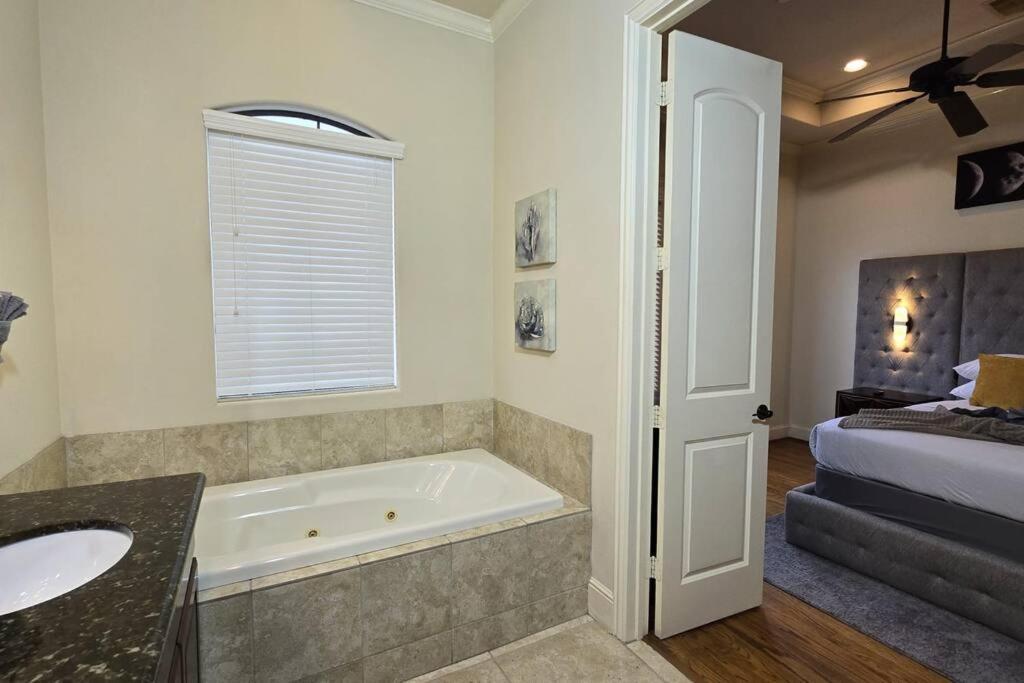 Modern Galleria Gem Private Jacuzzi 3 Br Houston Exterior photo