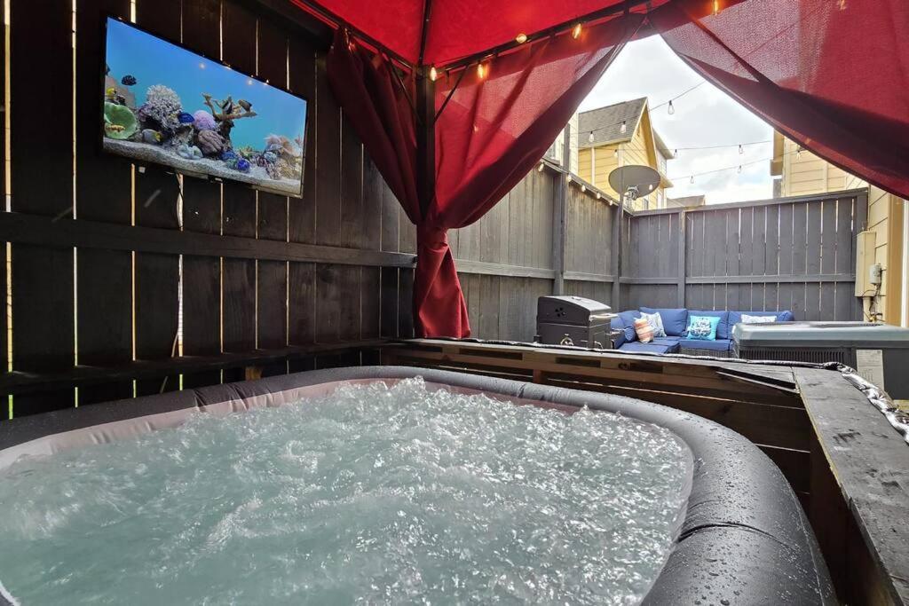 Modern Galleria Gem Private Jacuzzi 3 Br Houston Exterior photo